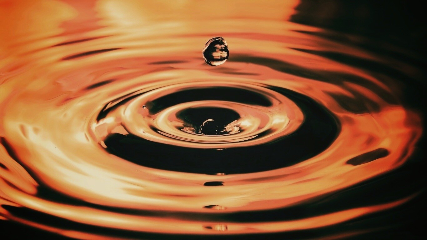 Капля падает в воду обои