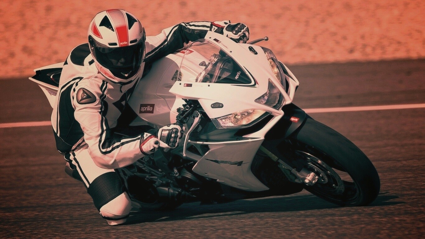Байкер в белой экиперовкена Априлия РСВ4 обои