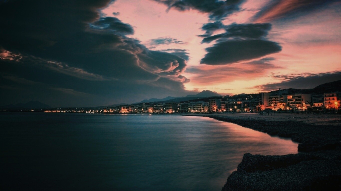 Красивый закат над городом у моря обои