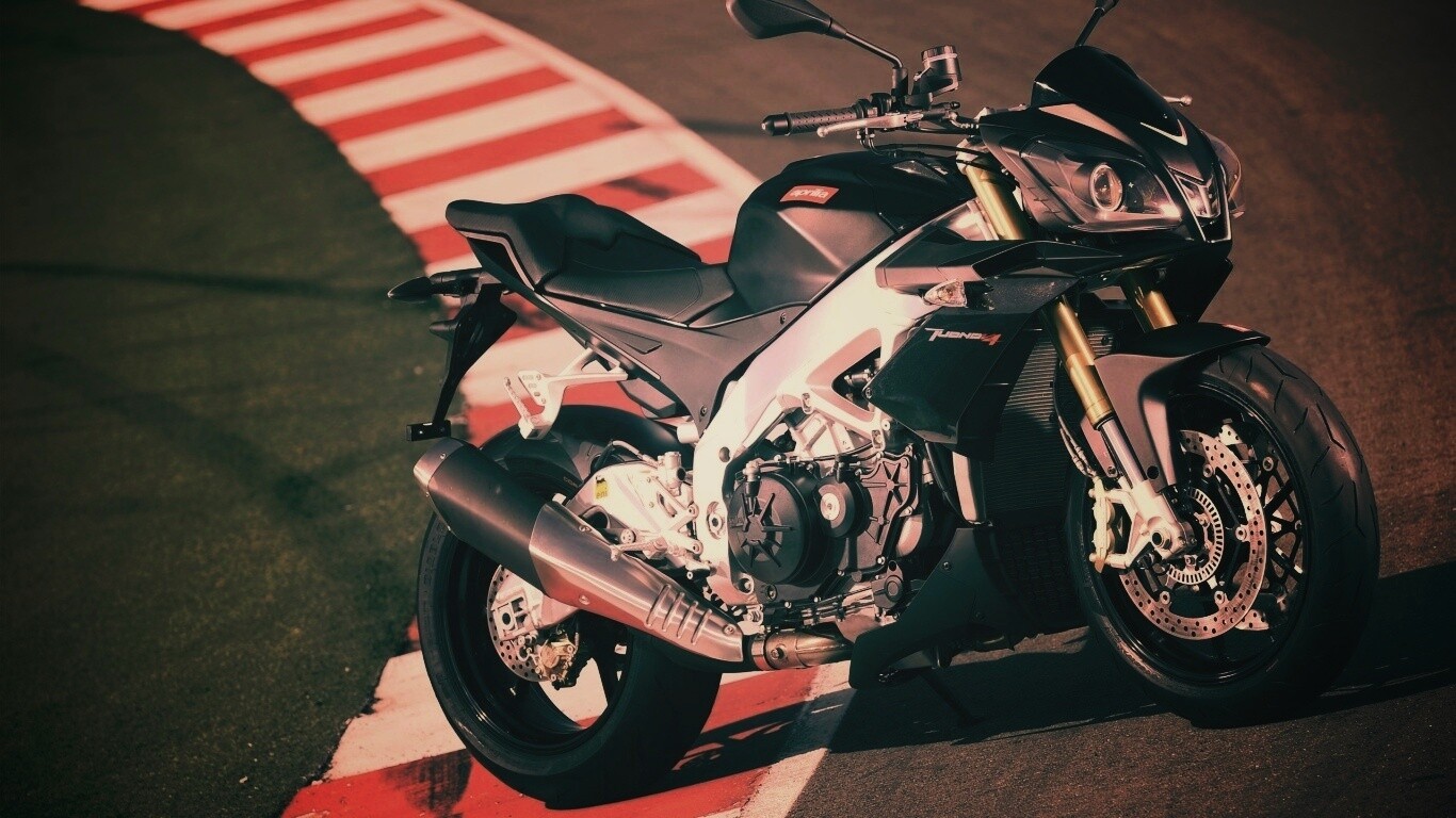 Спортивный мотоцикл Априлия на треке  обои