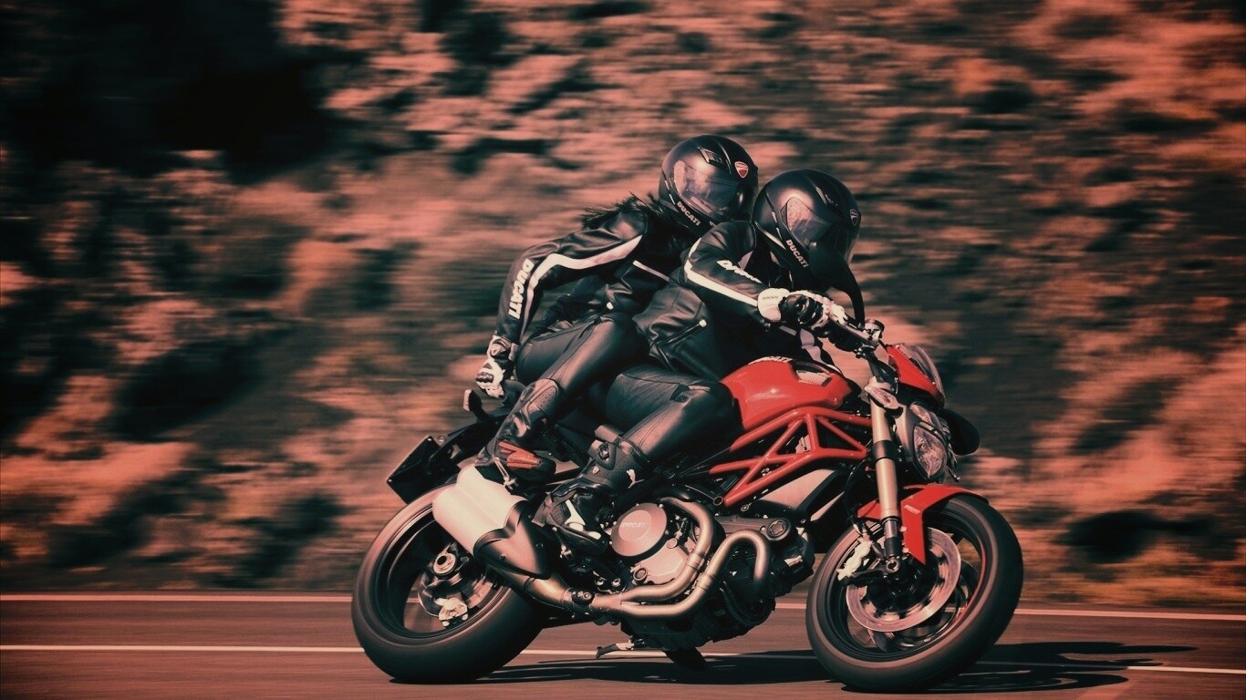 Байкер с девушкой на мотоцикле обои