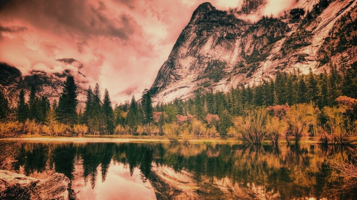 Красивый вид на маленькое горное озеро обои