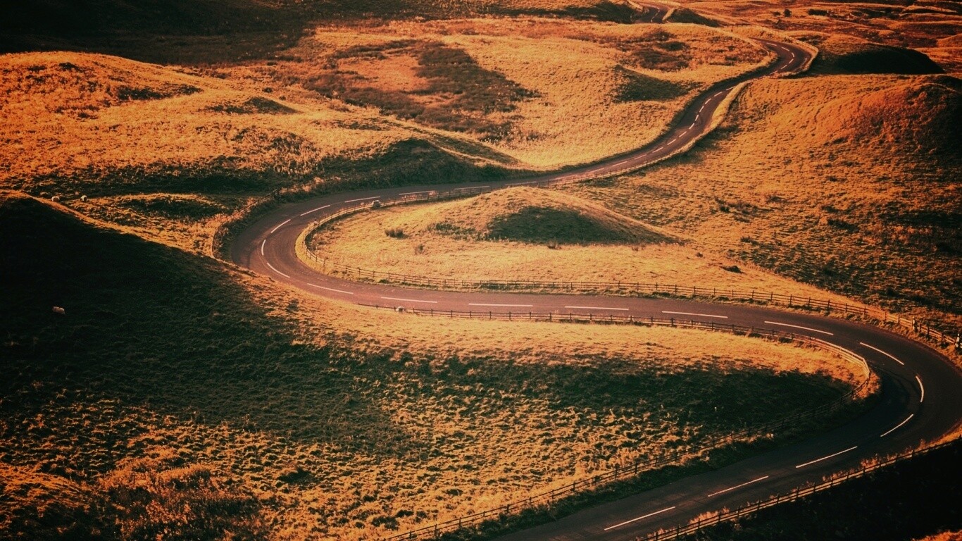 Дорога петляет меж холмов обои
