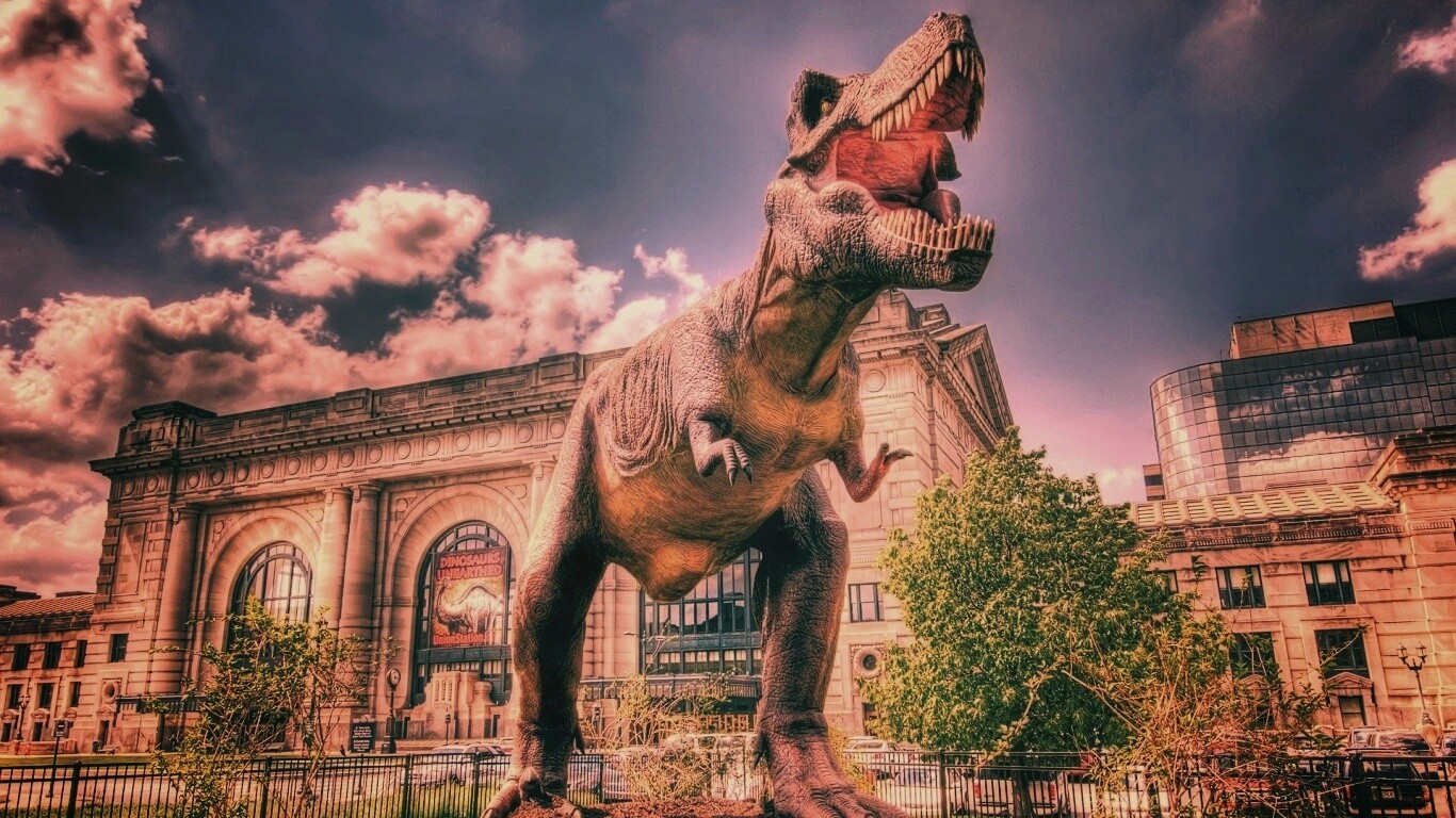 Скульптура динозавра рядом с музеем рептилий обои