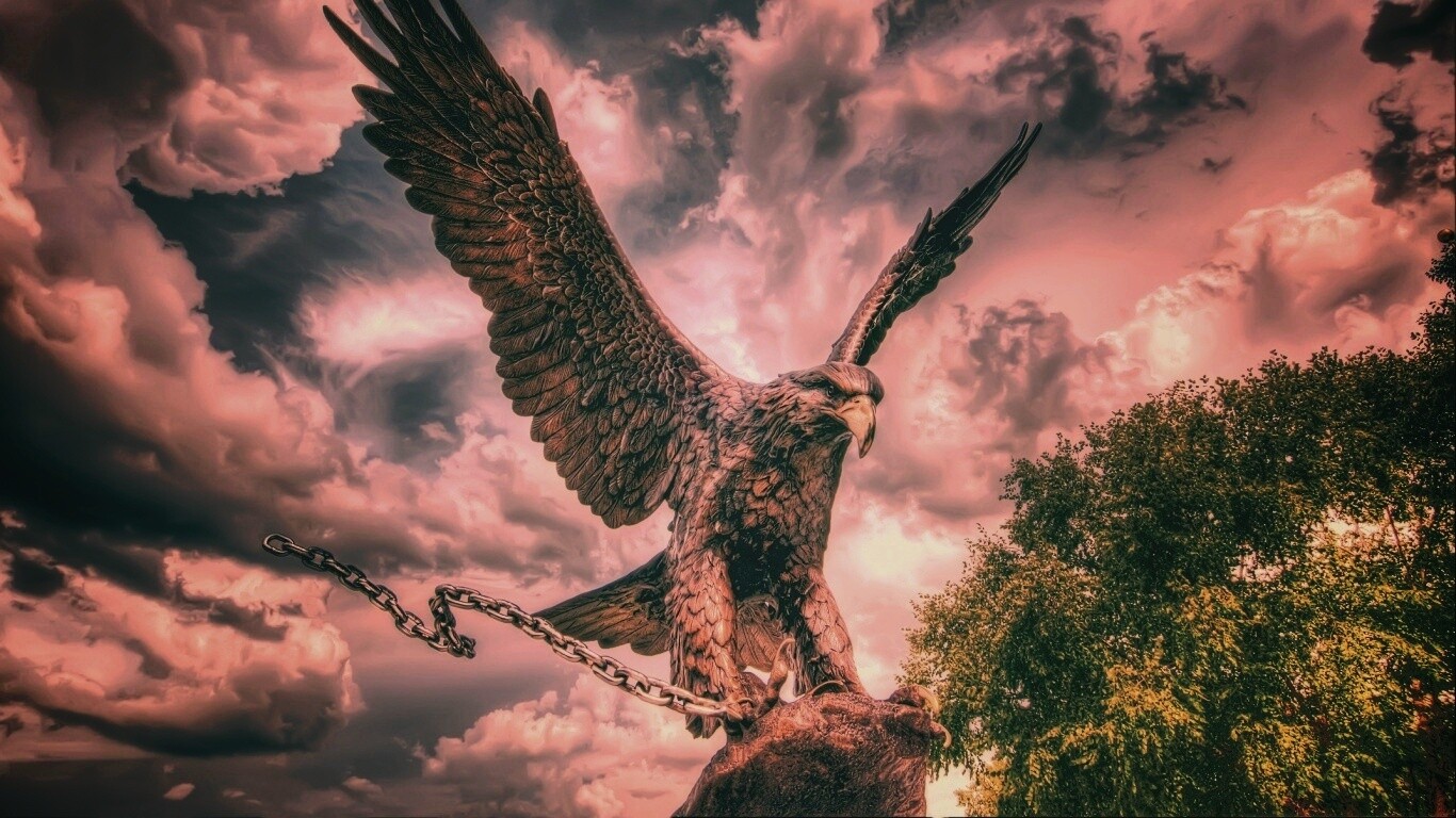 Скульптура орла с цепью в когтях обои