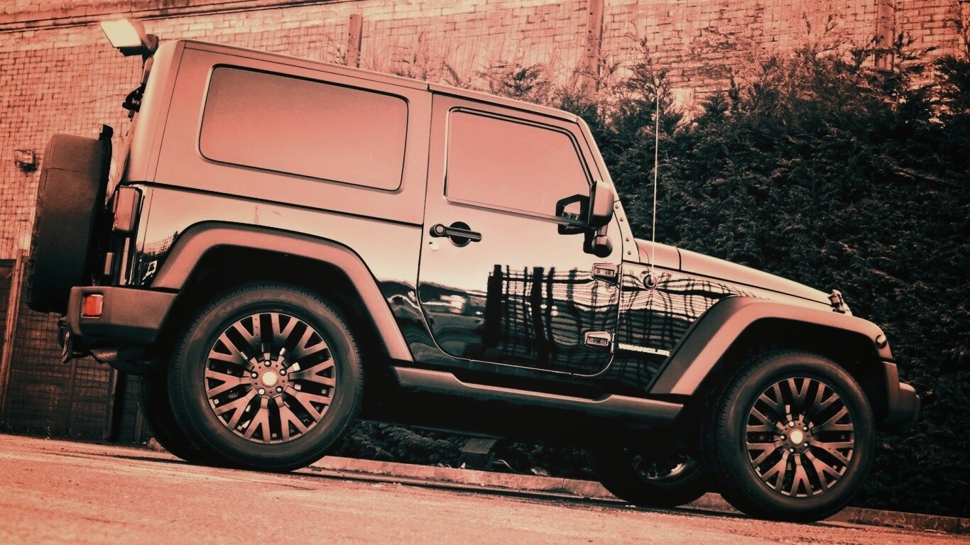 Черный внедорожник обои