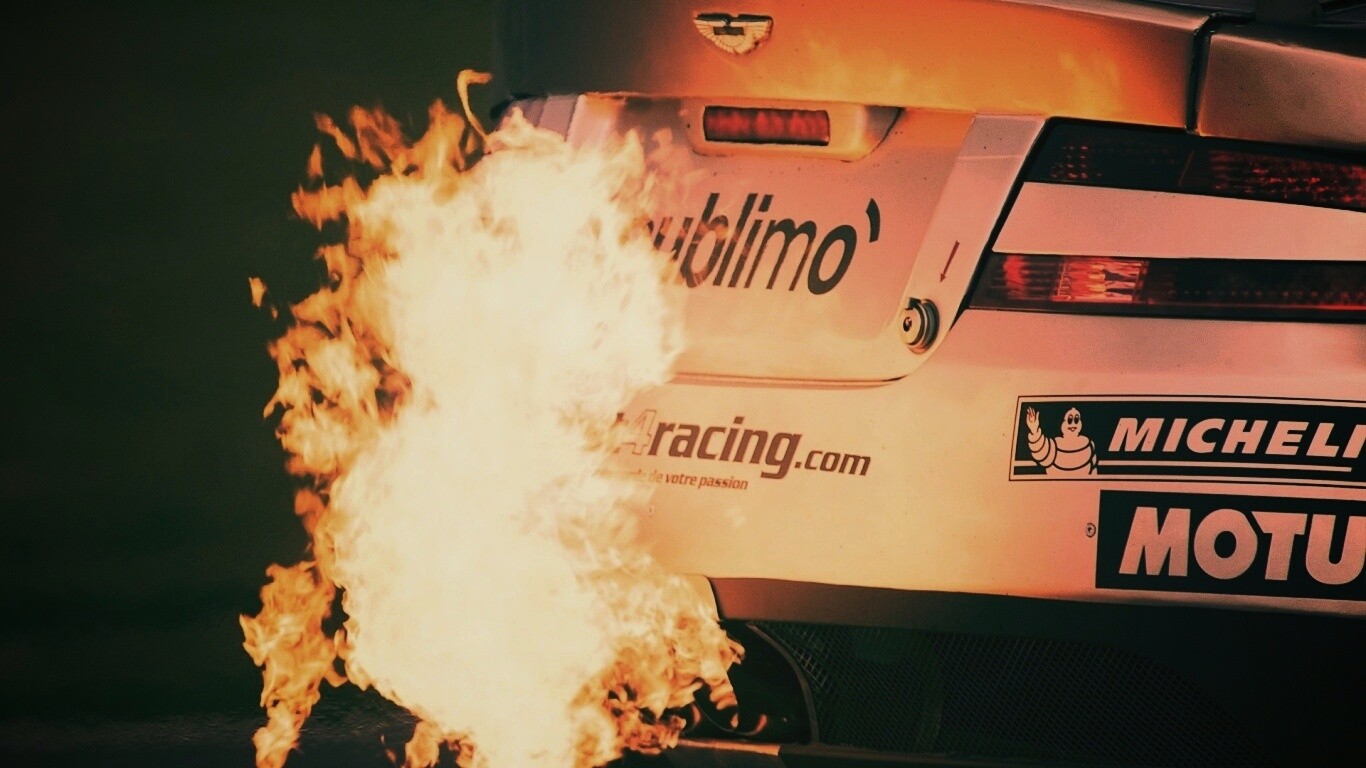 Огонь из выхлопной трубы гоночного Aston Martin обои