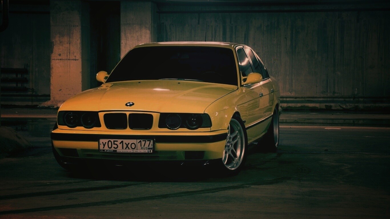BMW M5 на стоянке обои