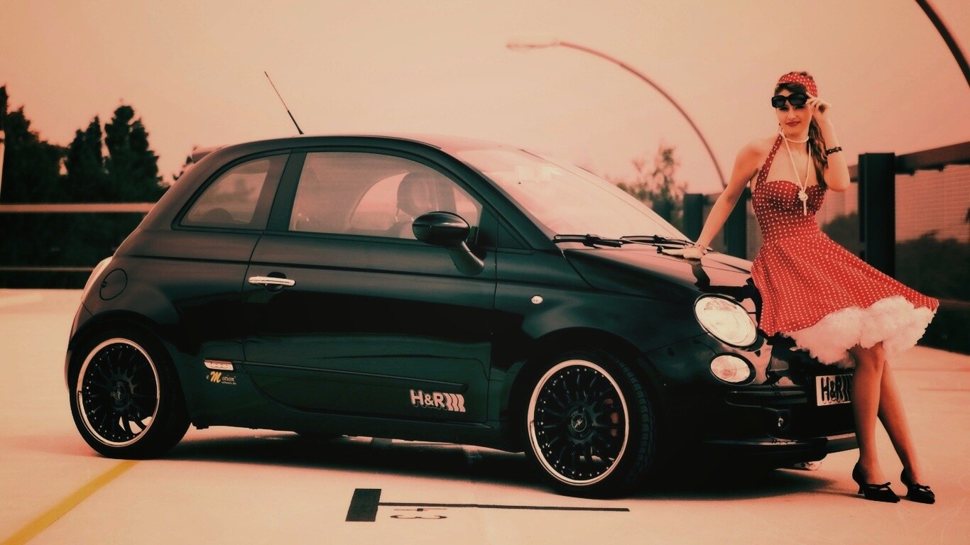 Черный фиат и девушка обои