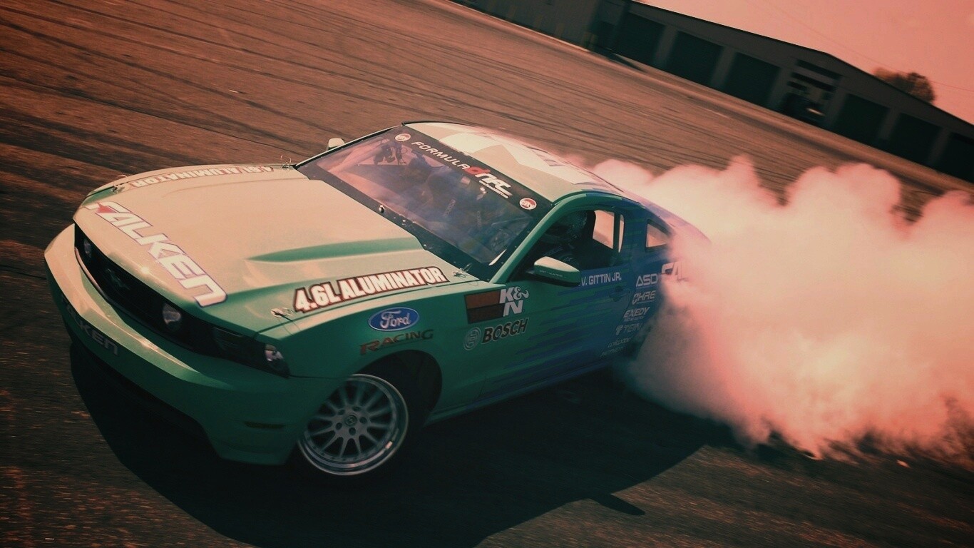 Мустанг дрифтует обои
