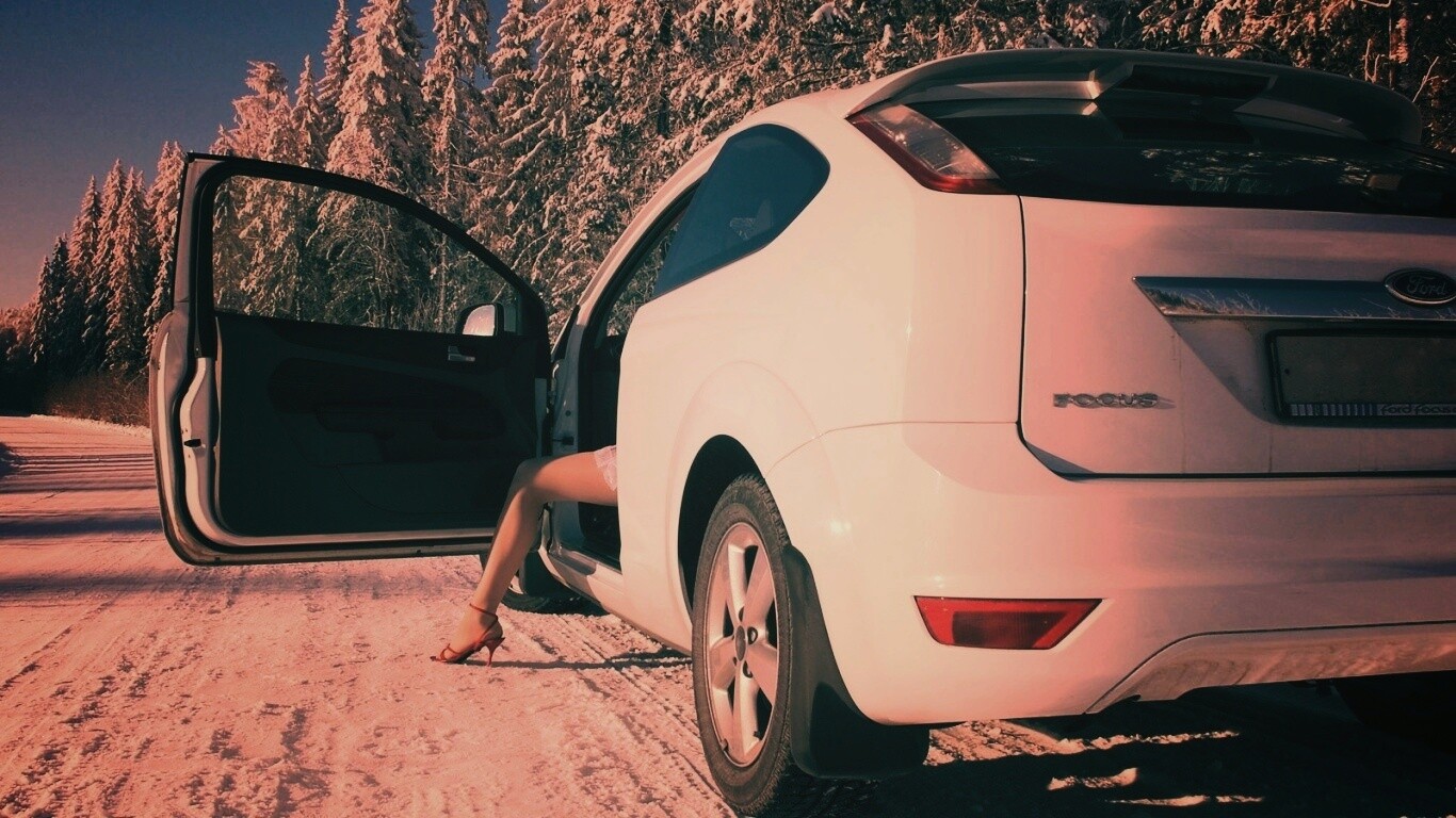 Девушка выходит из Ford Focus обои