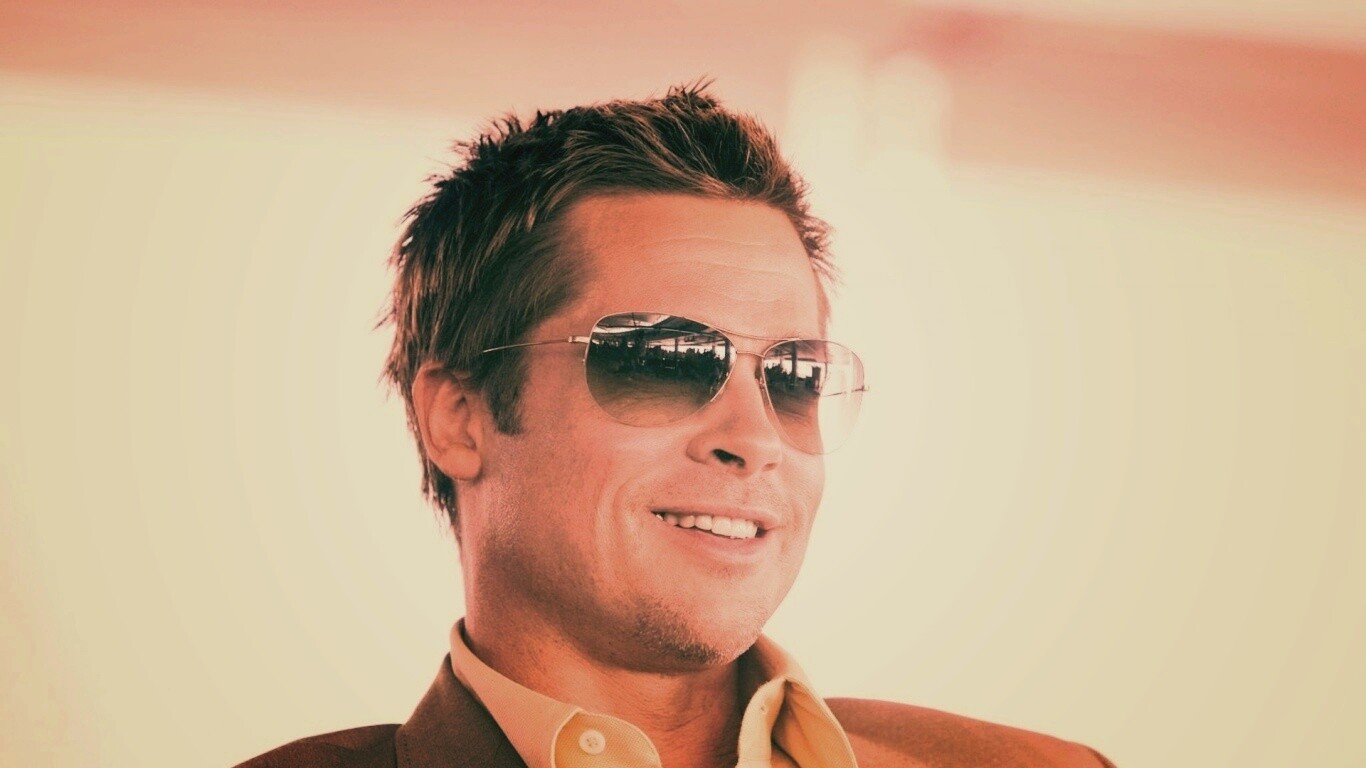 Брэд Питт в очках обои