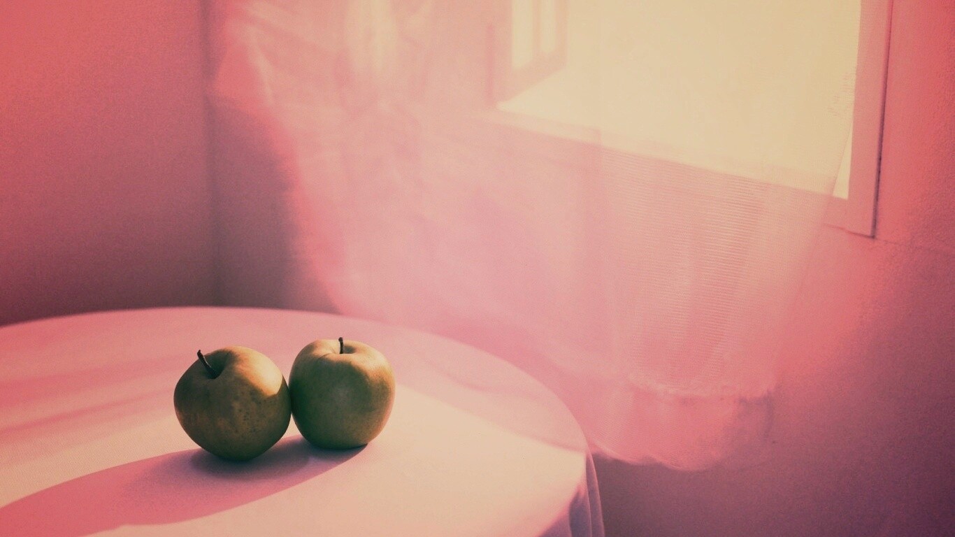 Яблоки на столе перед окном обои