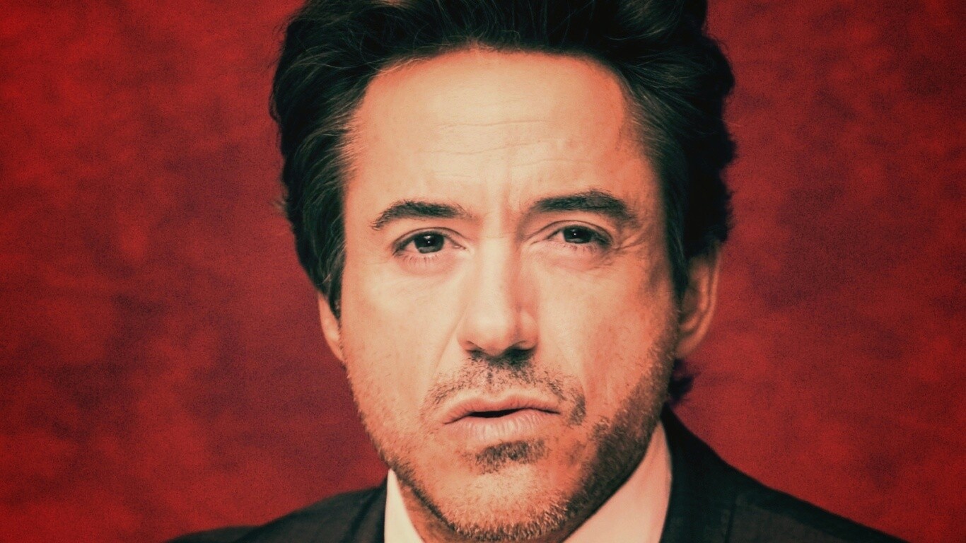 Роберт Дауни младший что-то подозревает обои