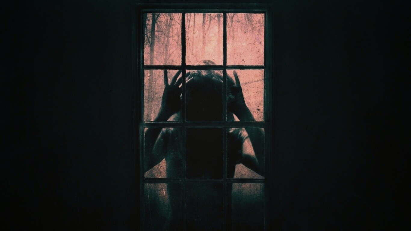 Страшная девоча в окне обои