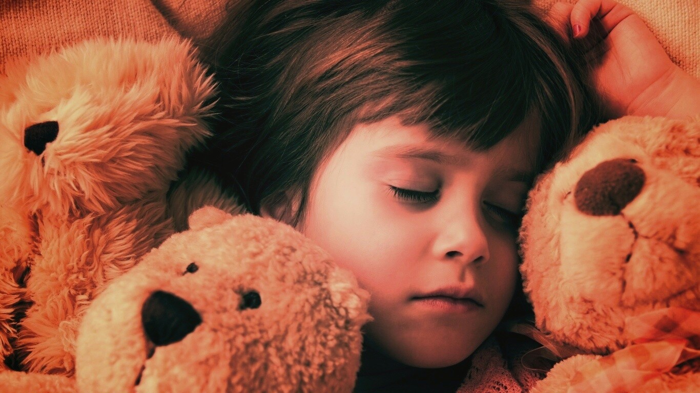 Девочка спит с мишками в обнимку обои