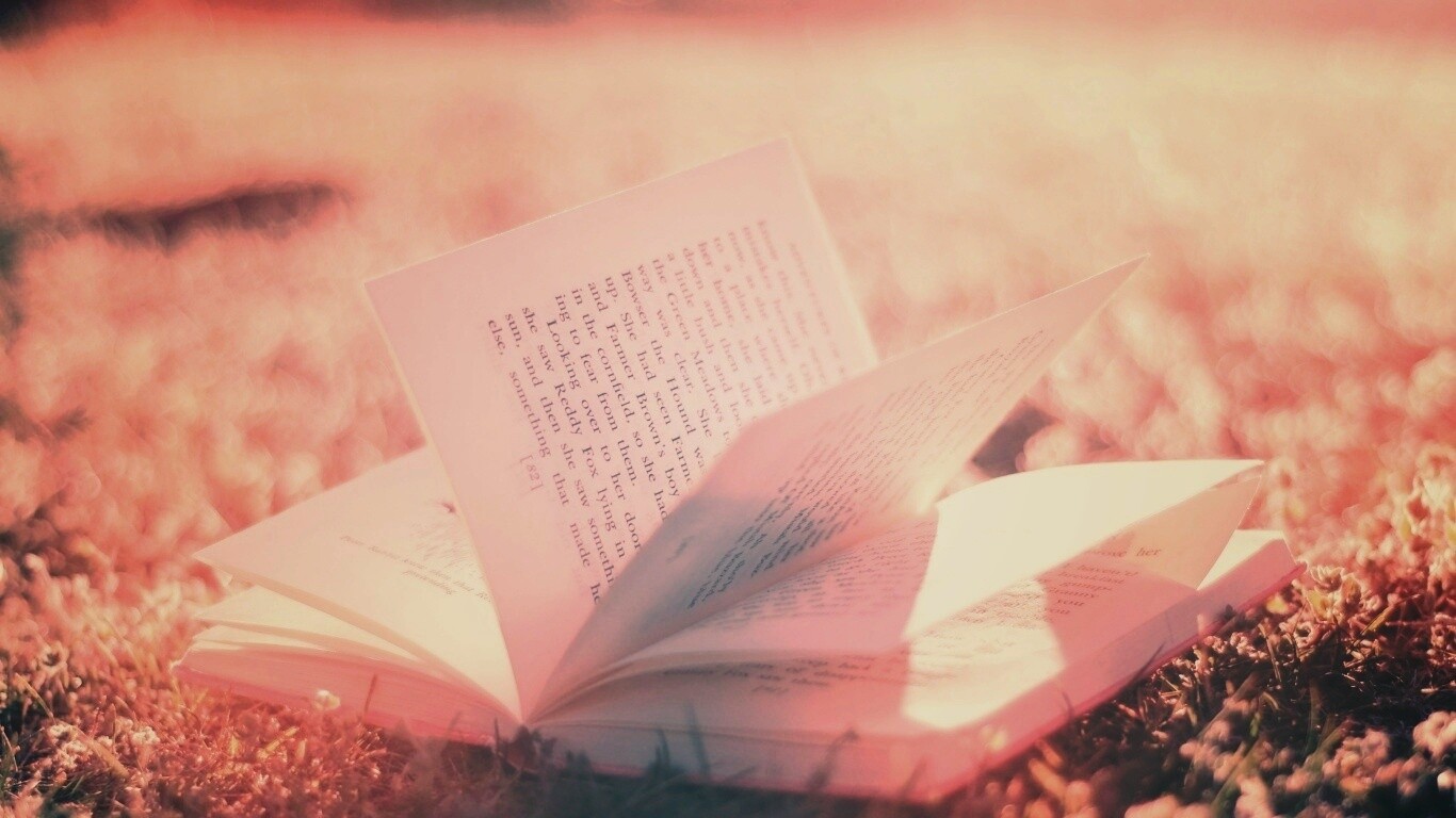 Книга в нежном свете обои