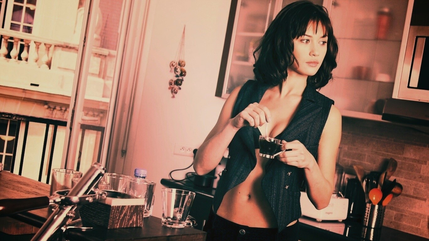 Ольга Куриленко пьет кофе обои