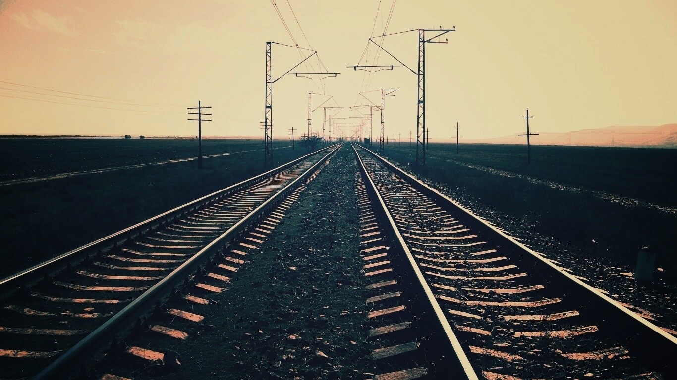 Железная дорога уходит вдаль обои
