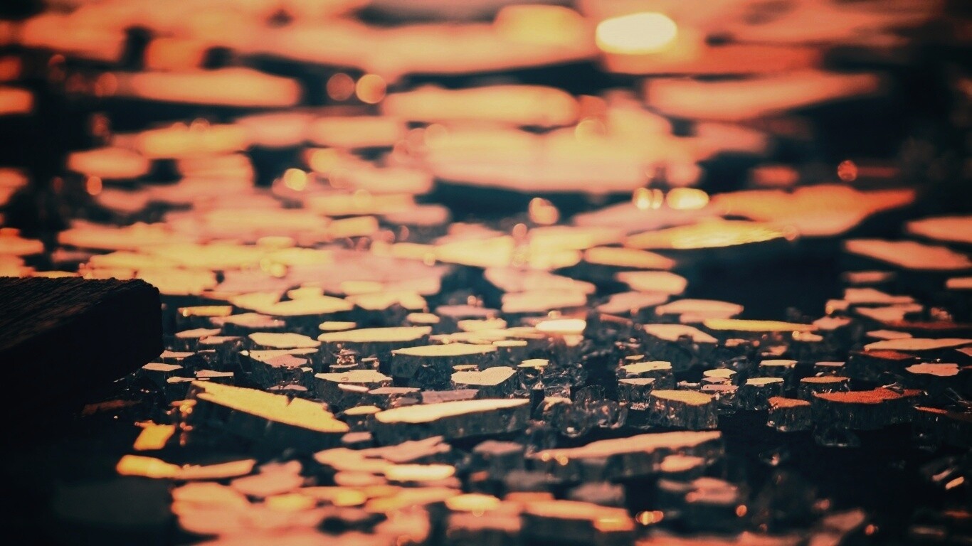 Битое стекло в лучах солнца обои