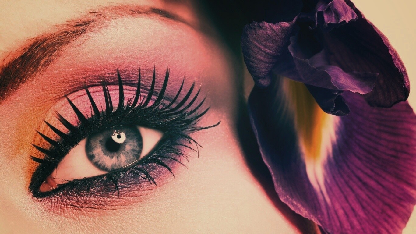 Макияж и цветок обои