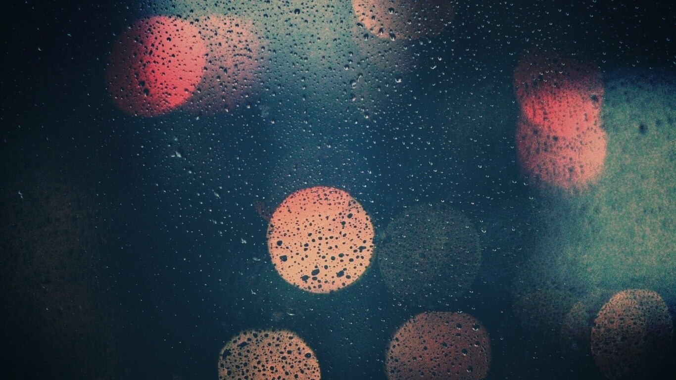 Блики за мокрым стеклом обои