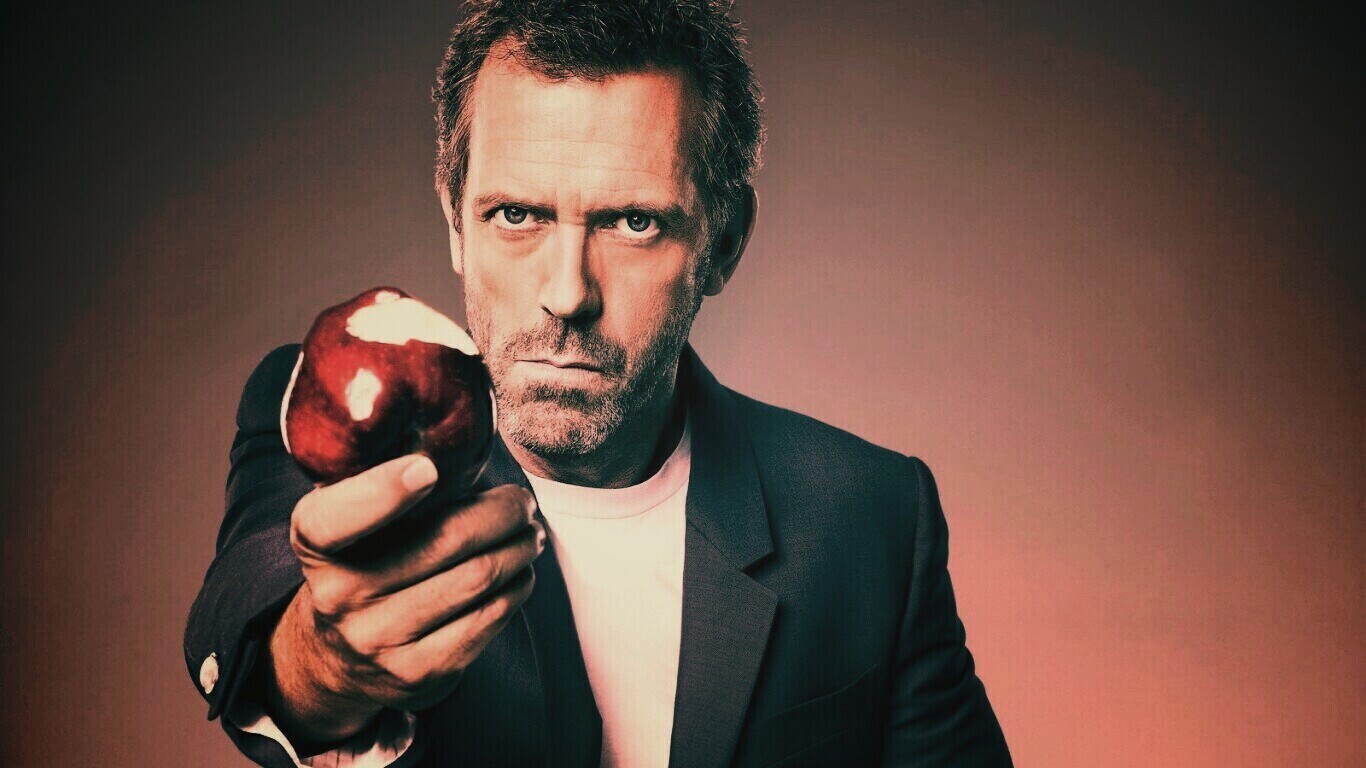 Доктор Хаус с яблоком в руке обои