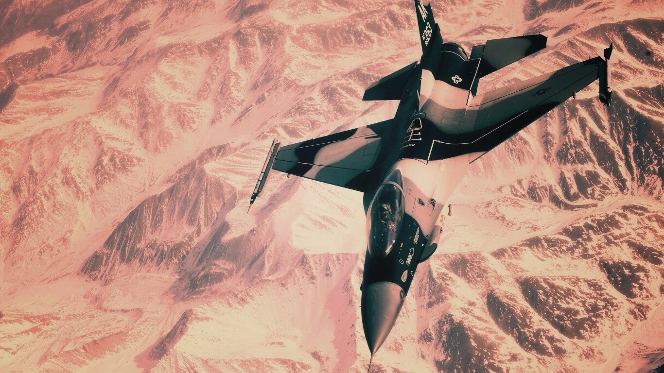 Истребитель над снежными пиками гор обои