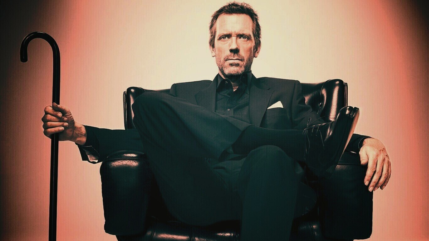 Хью Лори в кресле обои