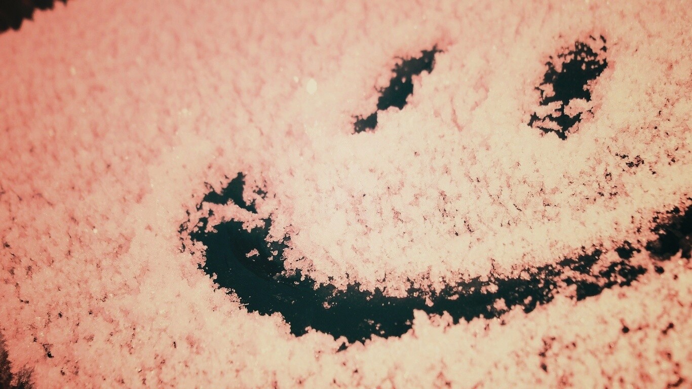 Смайлик на заснеженном стекле обои