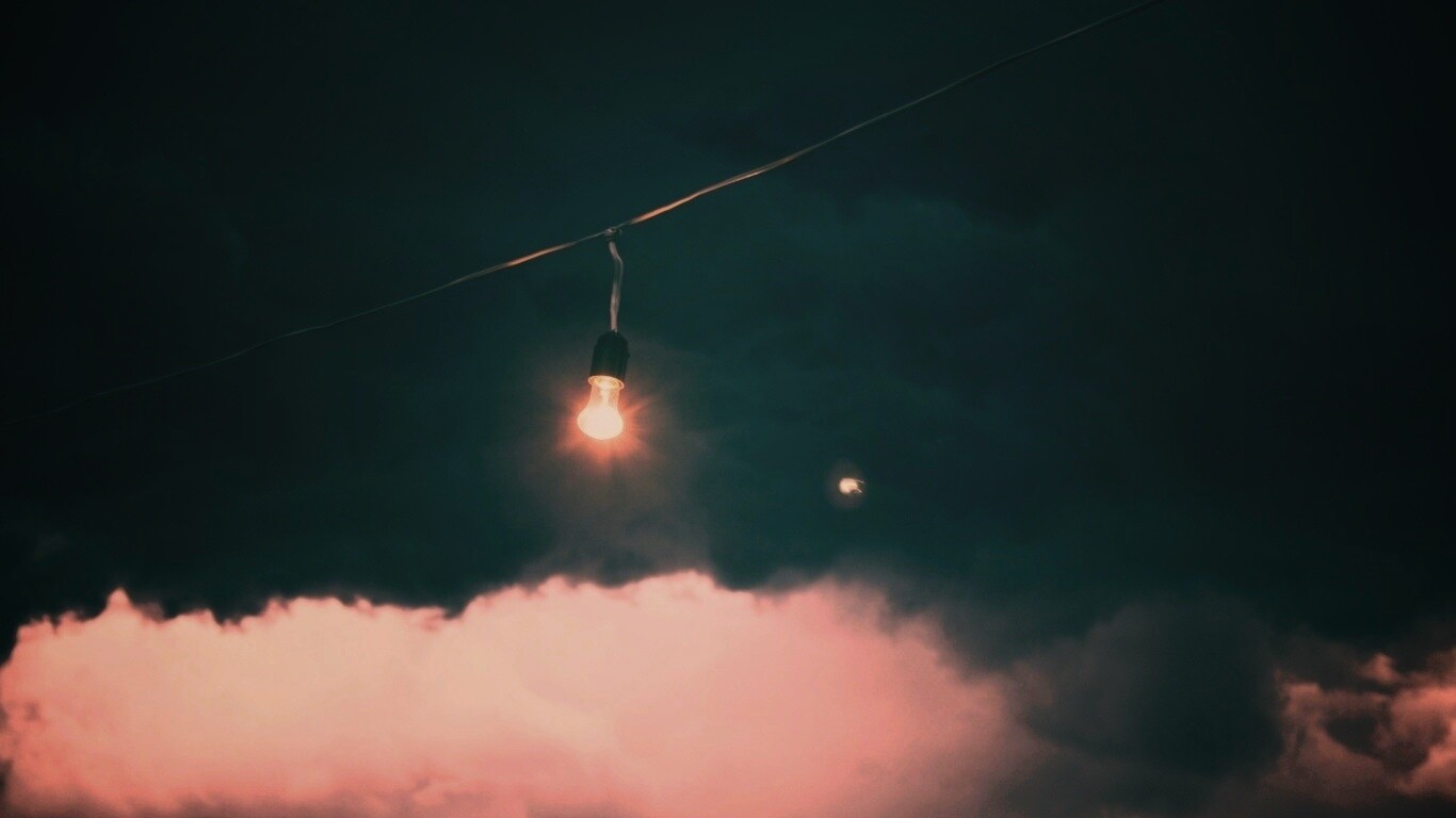 Лампочка на фоне туч обои