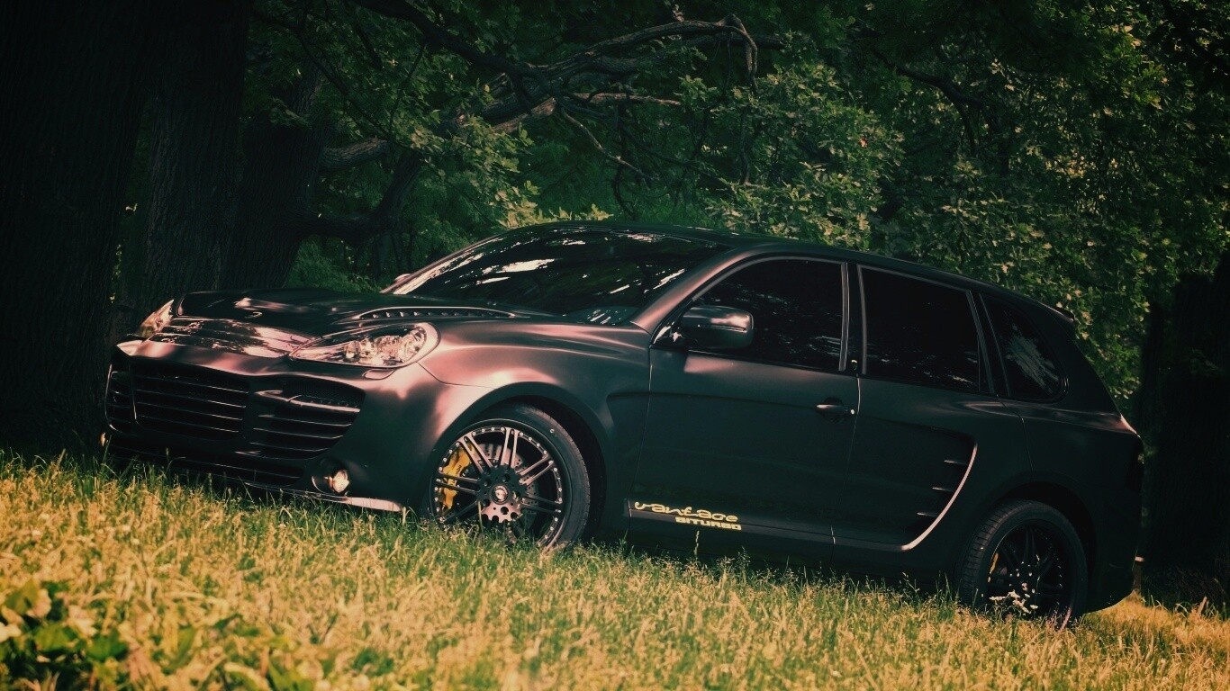 Концепт внедорожника в лесу обои