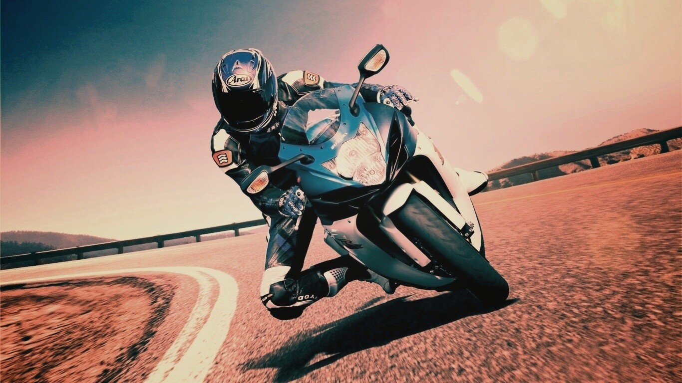 Мотоциклист на повороте обои