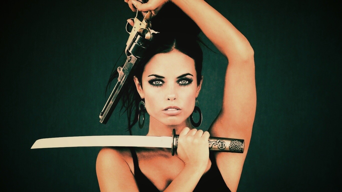 Девушка с мечом и пистолетом обои