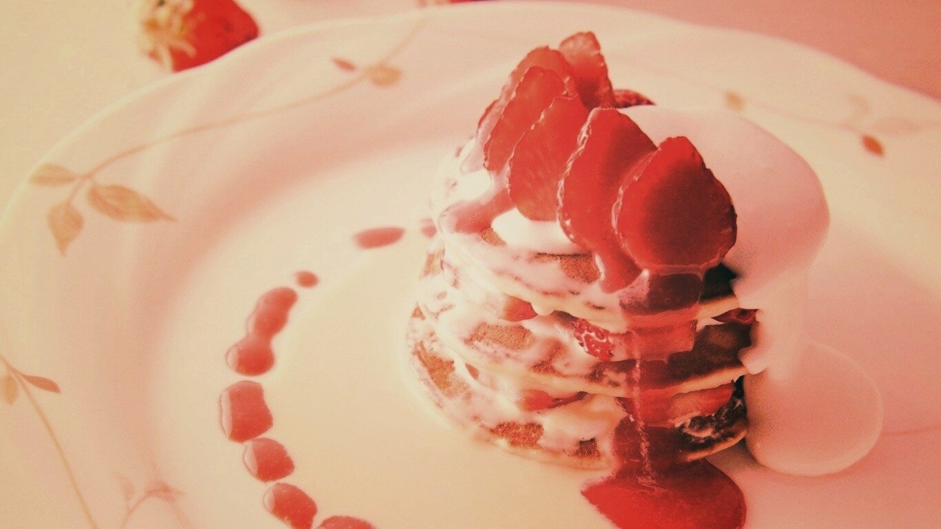 Блинчики с клубникой обои