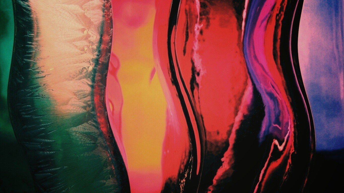 Цветные линии на стекле обои