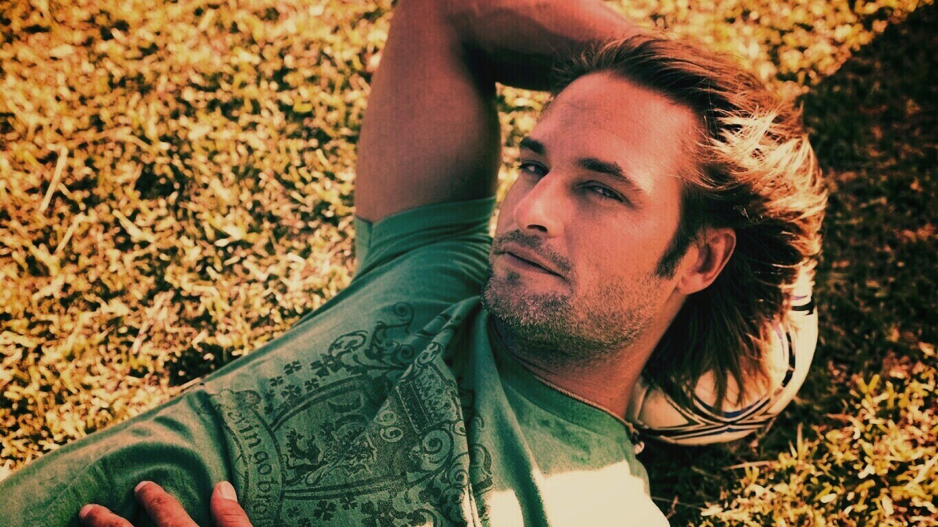 Джош Холлоуэй с мячом обои