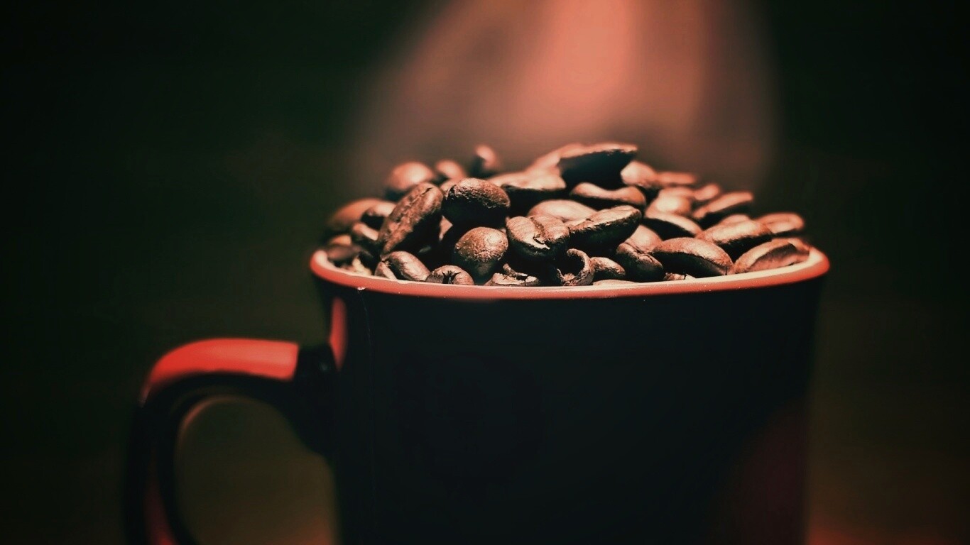 Полная кружка кофейных зёрен обои