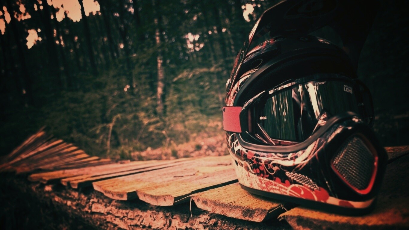 Шлем на лесной велотрассе обои