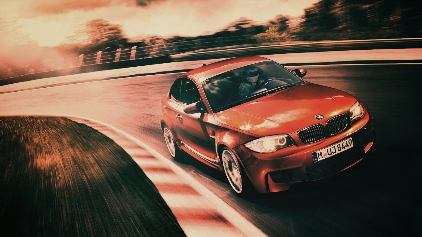 Гонщик за рулем BMW M1 обои