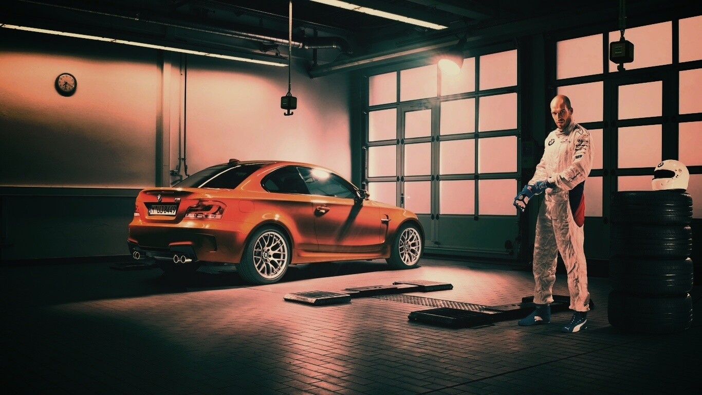 Гонщик и BMW M1 в гараже обои