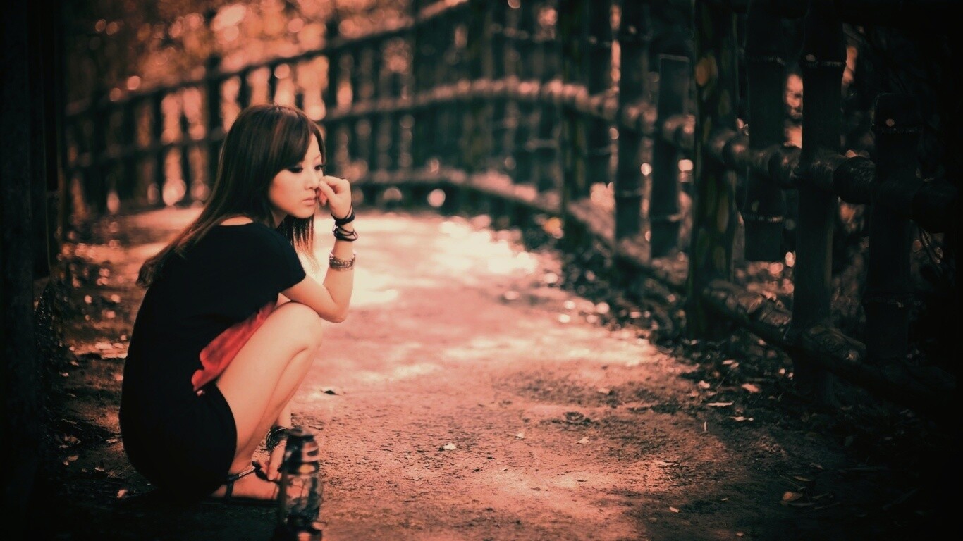 Грустная японская девушка обои