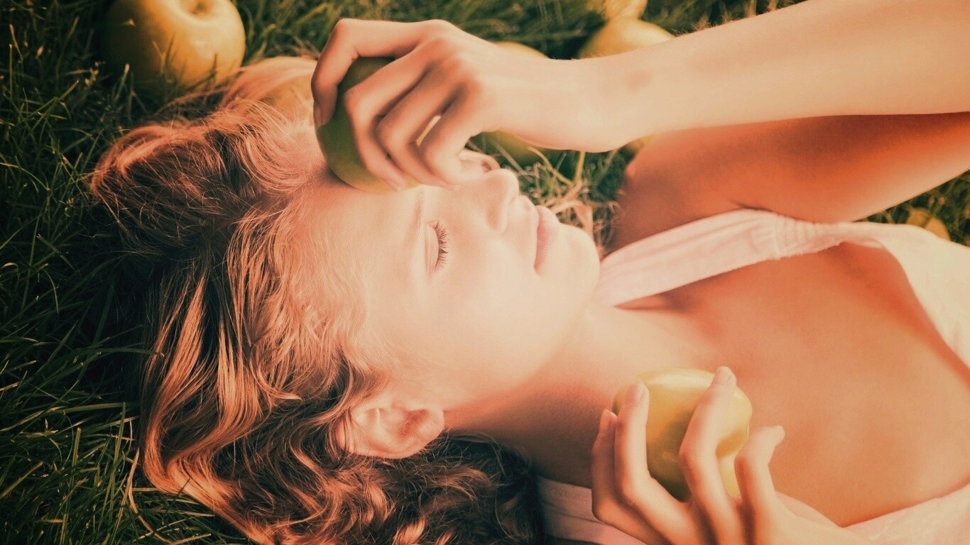 Девушка с яблоками обои