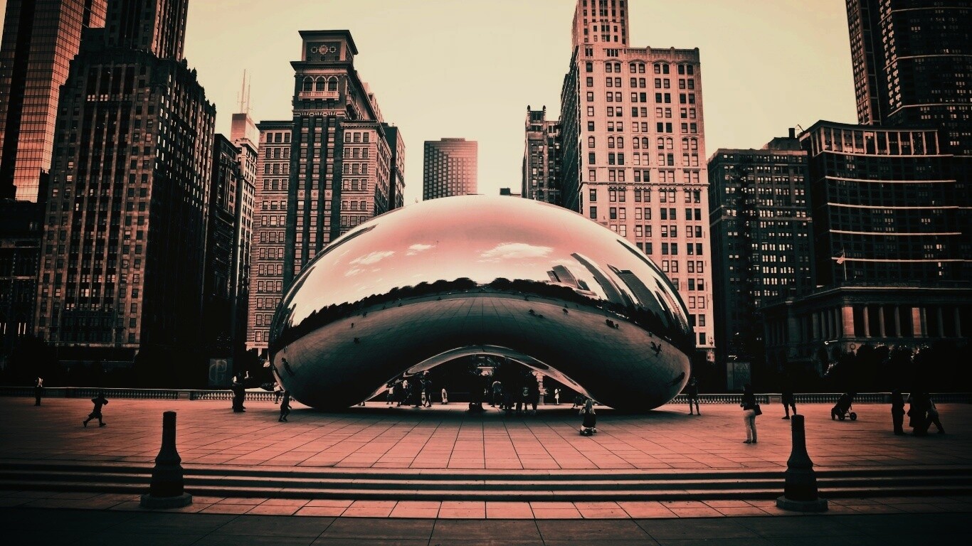 Отражение города в зеркальном монументе обои