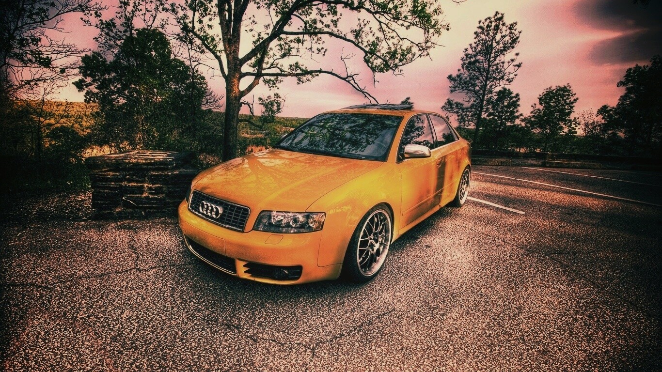 Желтый Ауди на дороге обои