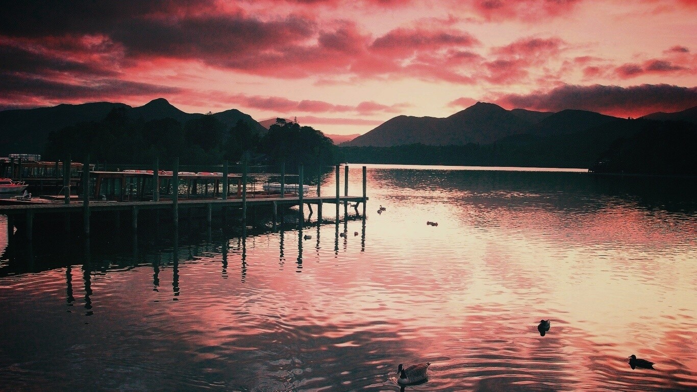 Причал на озере и утки обои