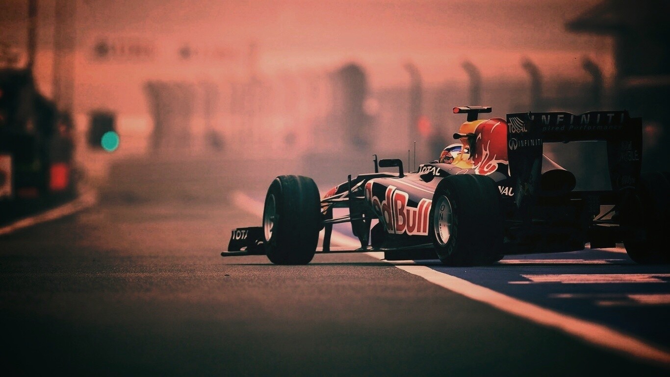 Болид выезжает на трассу обои