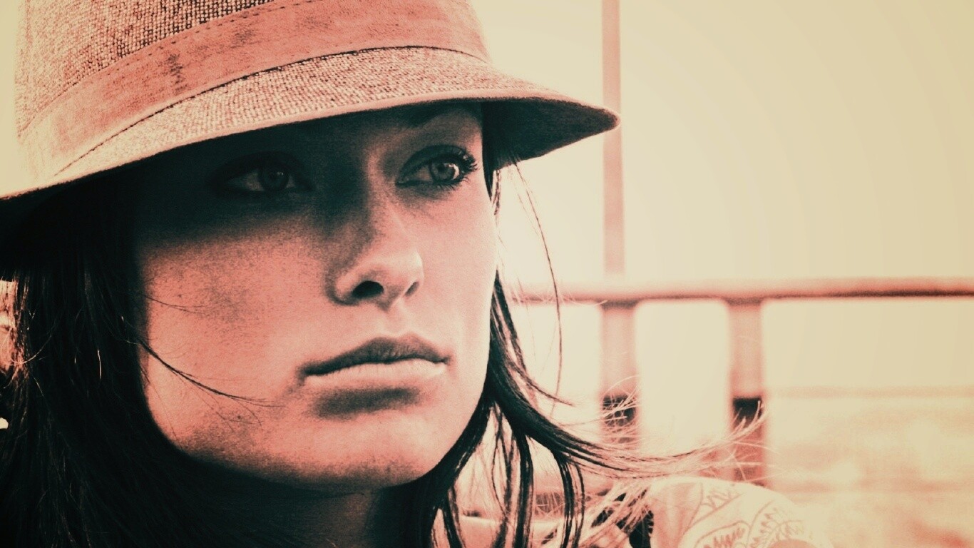 Оливия Уайлд в шикарной шляпе обои