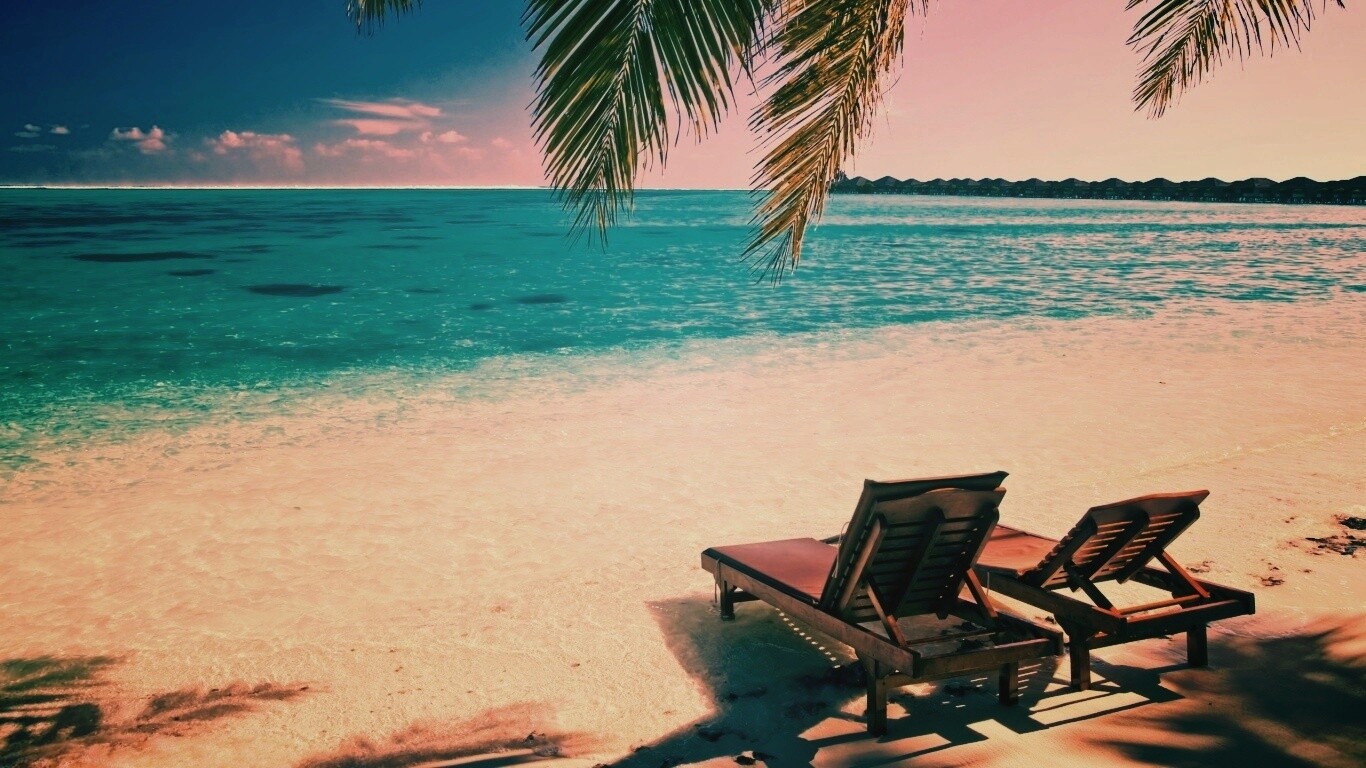 Шезлонги у самой воды обои