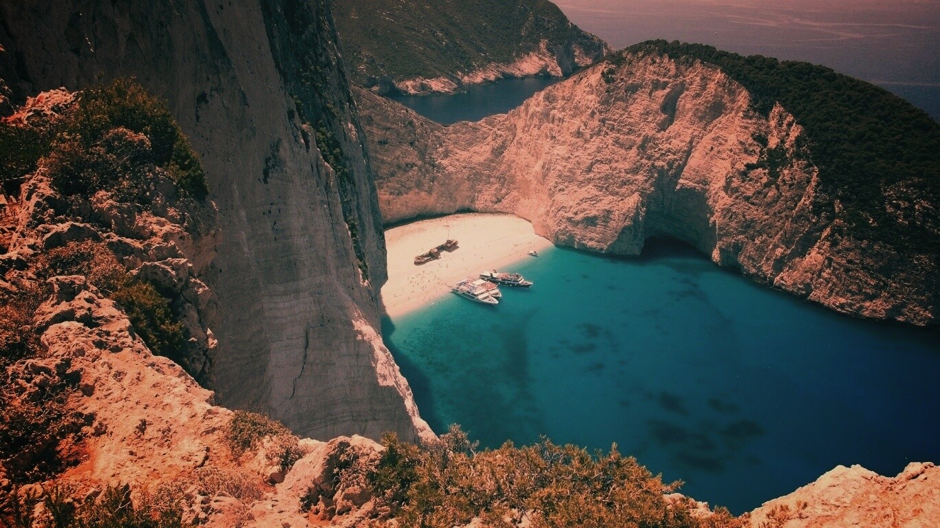 Яхты в бухте обои